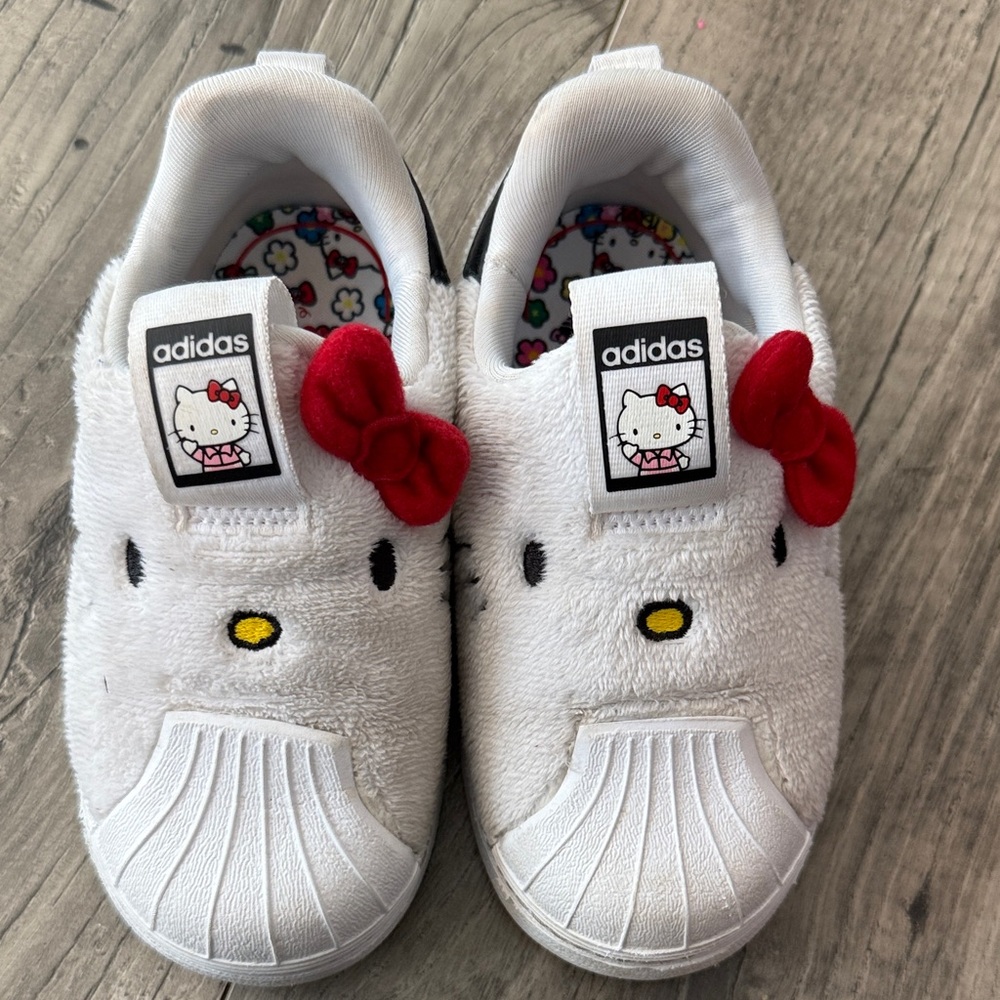 8T Adidas Originals x Hello Kitty Superstar shoes